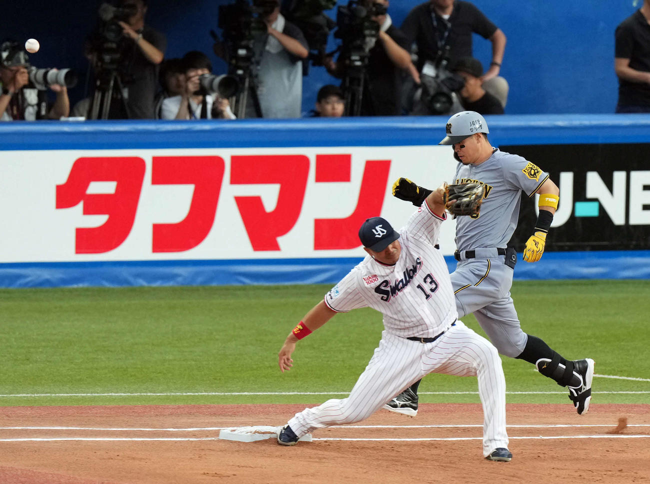 ヤクルト対阪神　1回表阪神2死一塁、三塁手村上宗隆の悪送球で出塁する佐藤輝（撮影・たえ見朱実）