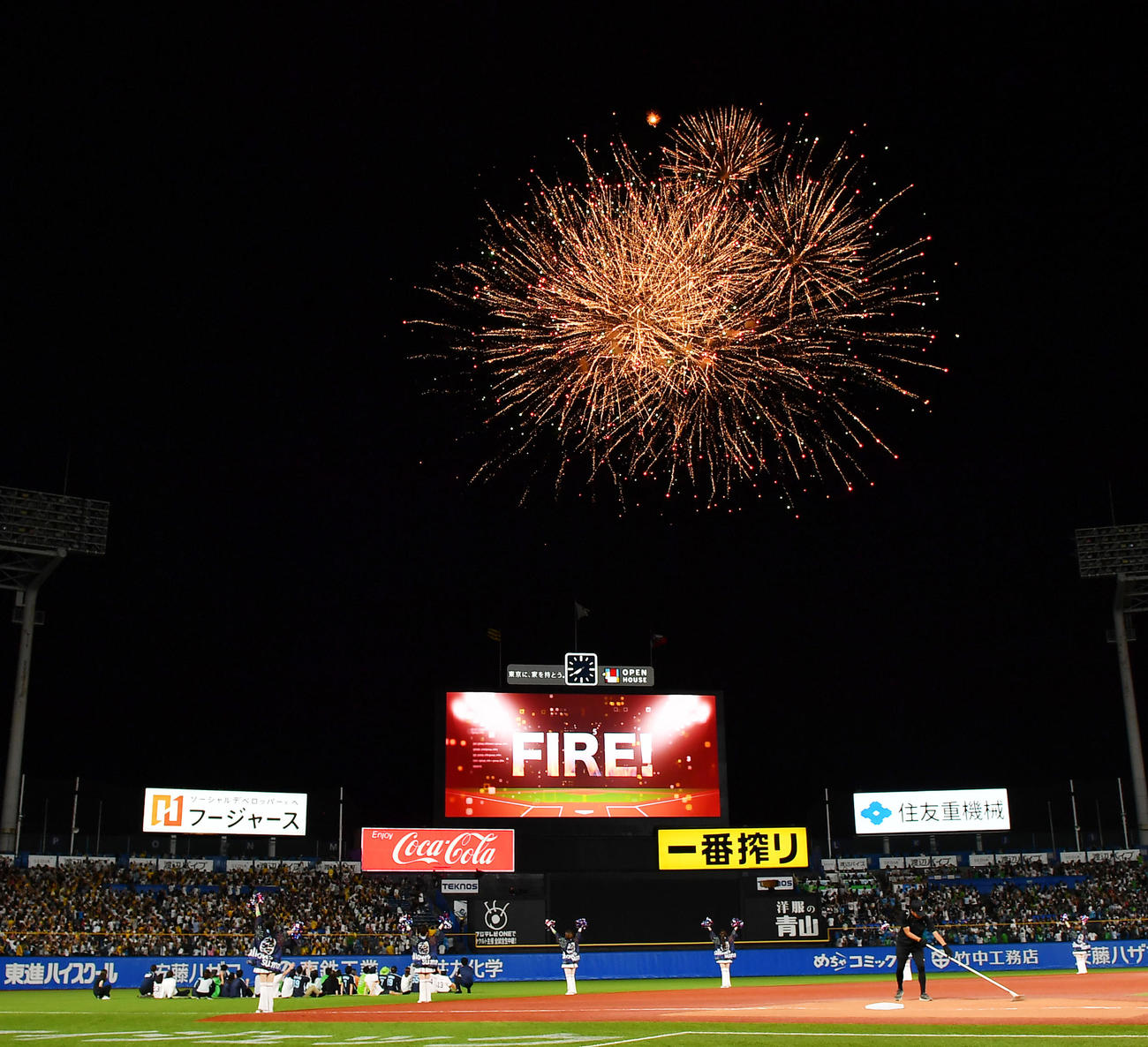 ヤクルト対阪神　5回終わりに神宮の夜空に花火が打ち上げられる（撮影・清水貴仁）