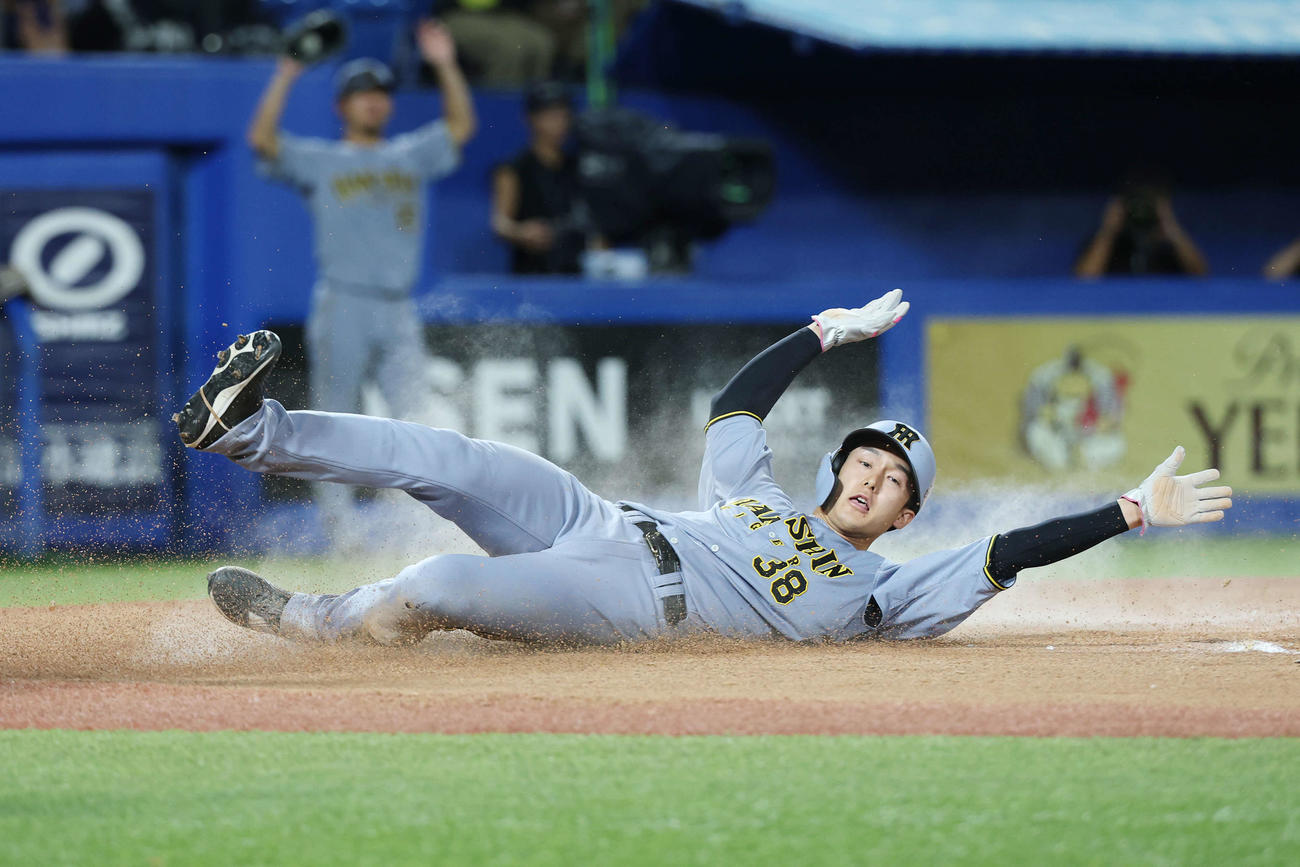 ヤクルト対阪神　6回表阪神2死二塁、坂本の中前適時打で生還する小幡（撮影・宮地輝）