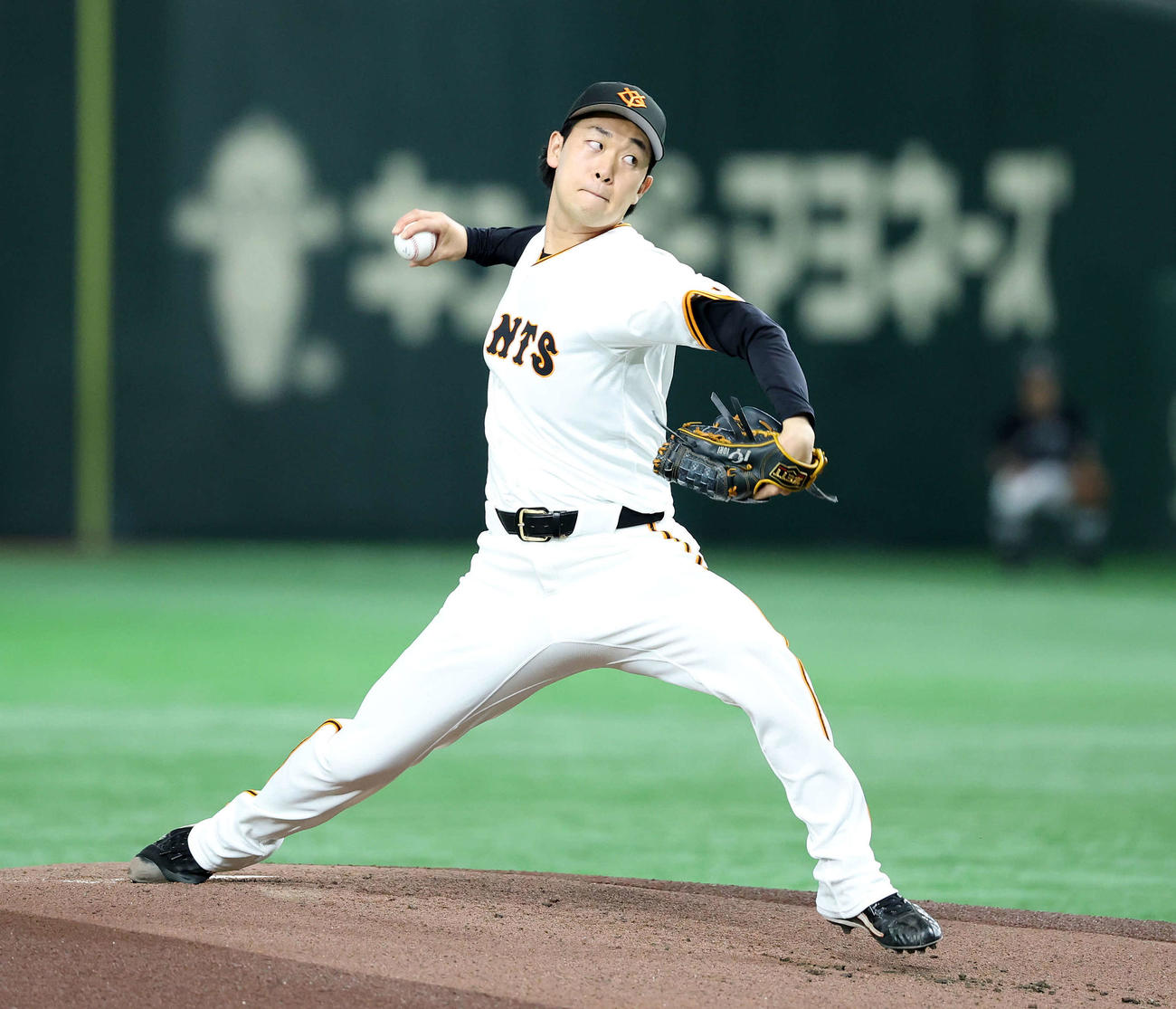 巨人対DeNA　力投する巨人先発の山崎（撮影・鈴木正人）