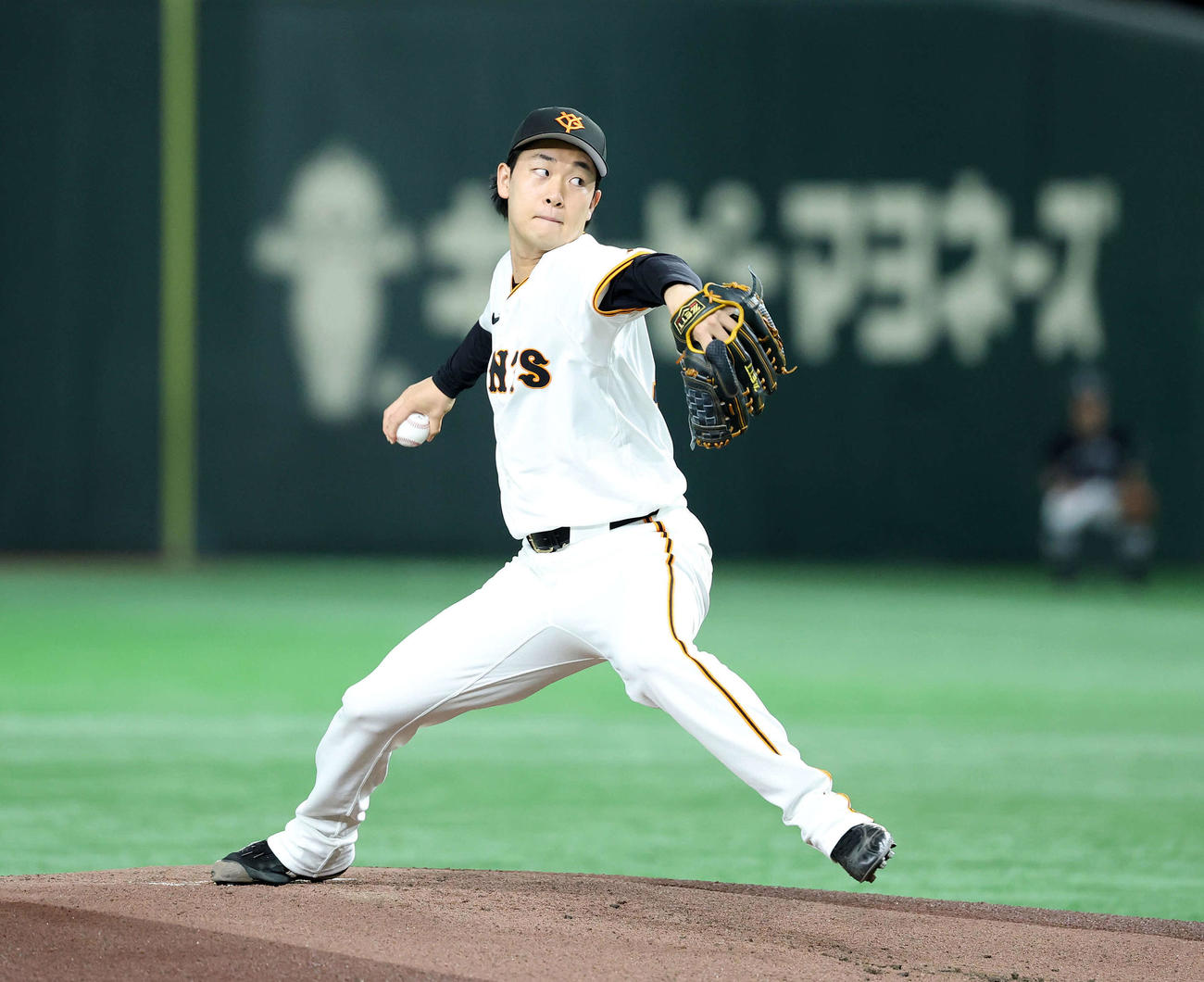 巨人対DeNA　力投する巨人先発の山崎伊（撮影・鈴木正人）