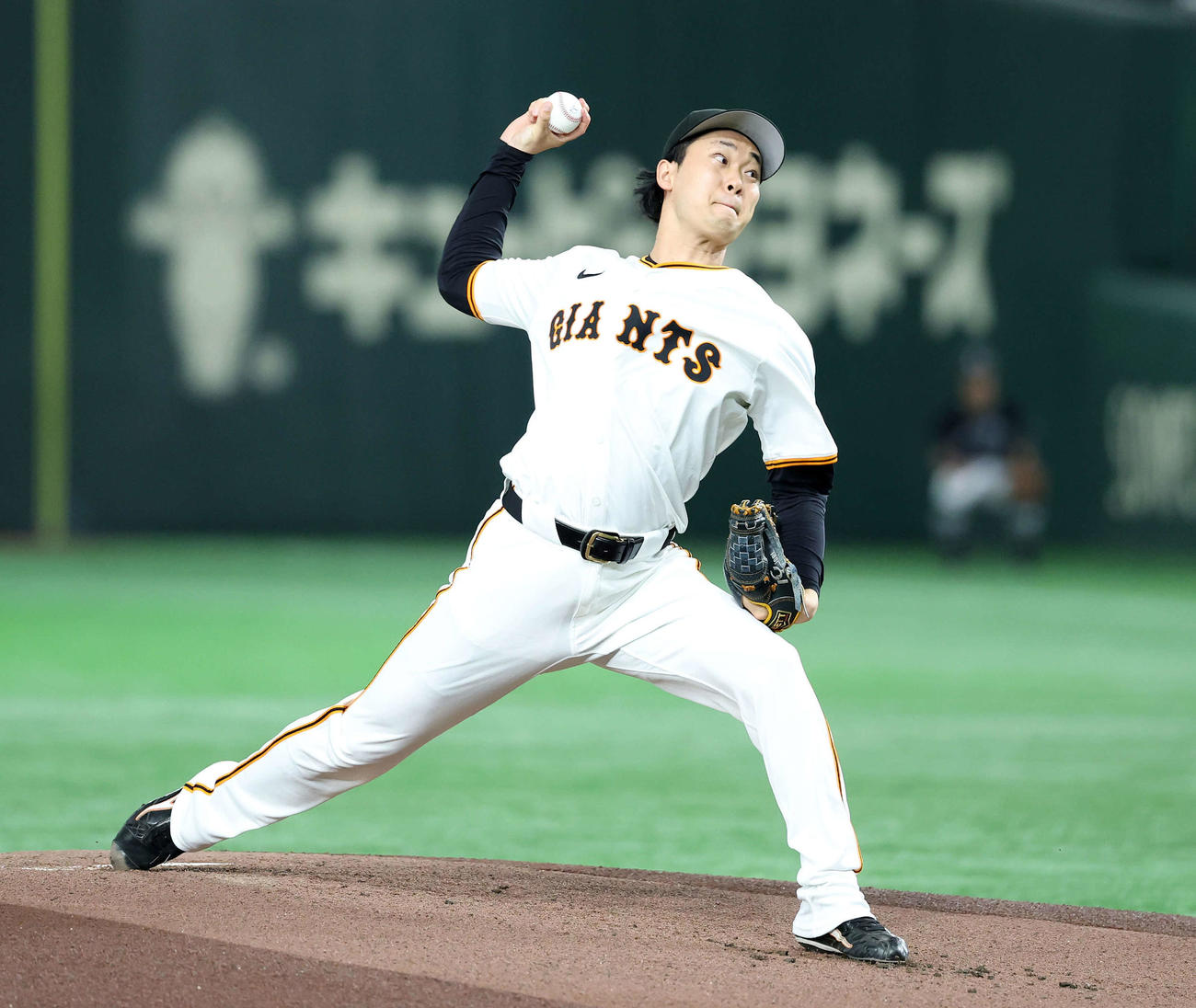 巨人対DeNA　力投する巨人先発の山崎（撮影・鈴木正人）