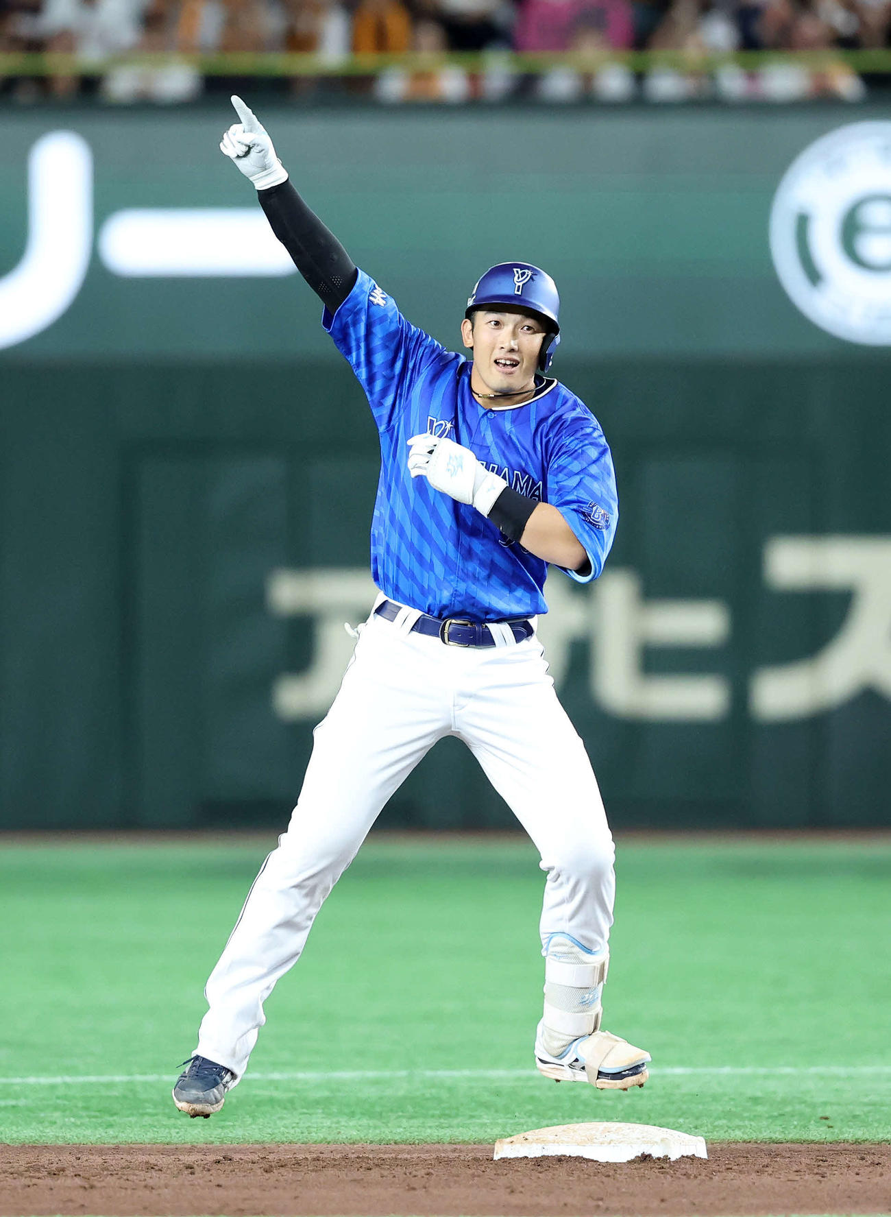 巨人対DeNA 5回表DeNA1死一、二塁、山本は中越え適時二塁打を放ちポーズを決める（撮影・鈴木正人）