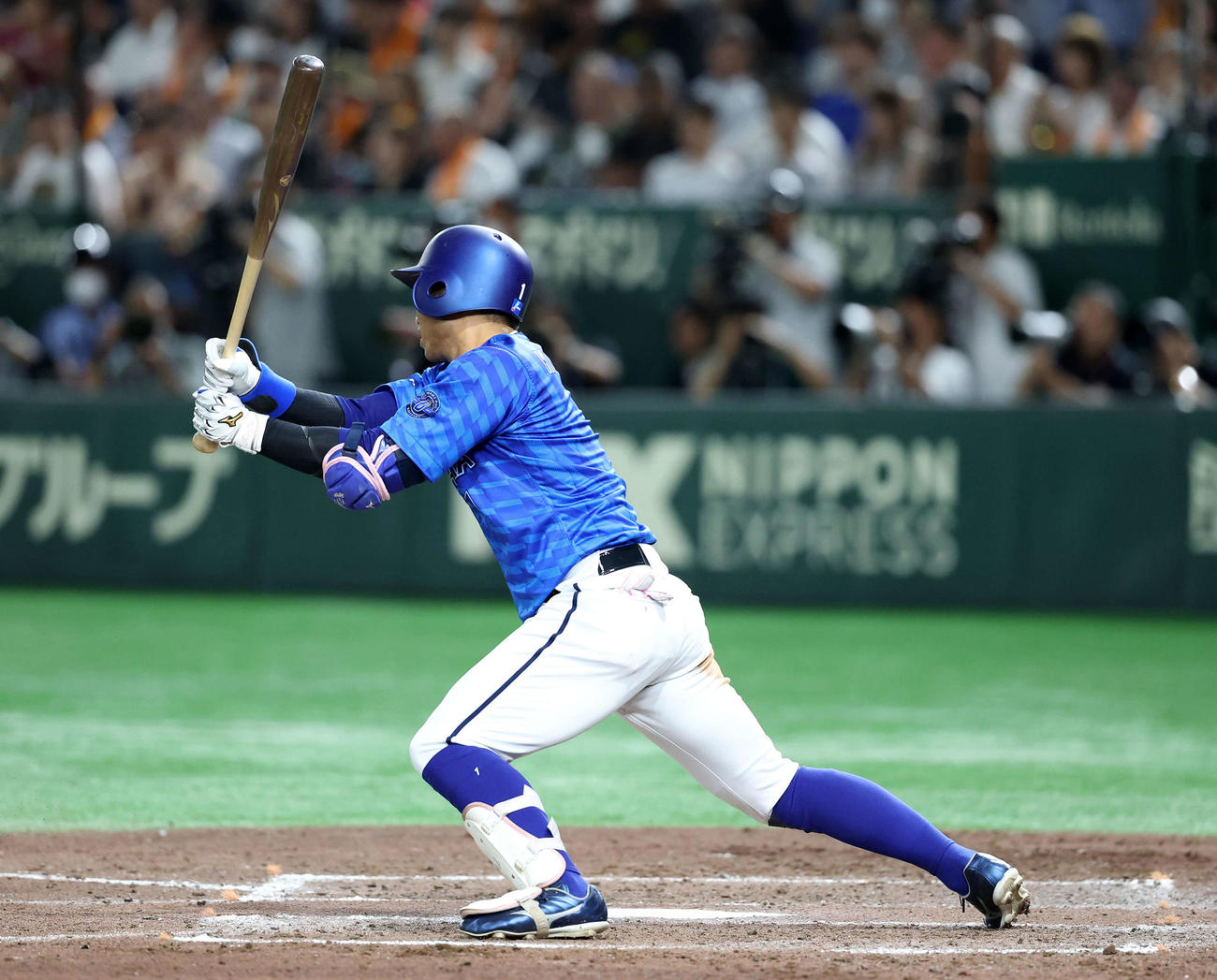 巨人対DeNA 5回表DeNA無死、桑原を二内野安打放つ（撮影・鈴木正人）