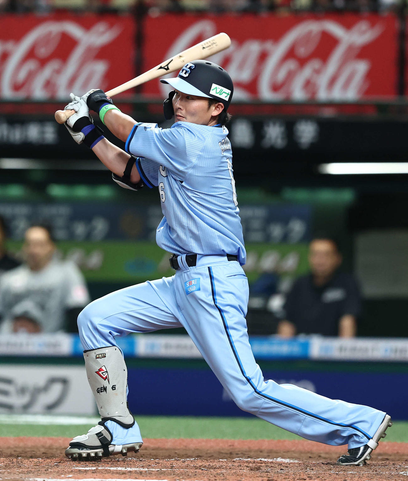 西武対ロッテ　3回裏西武1死満塁、左中間に三塁打を放つ源田（撮影・河田真司）