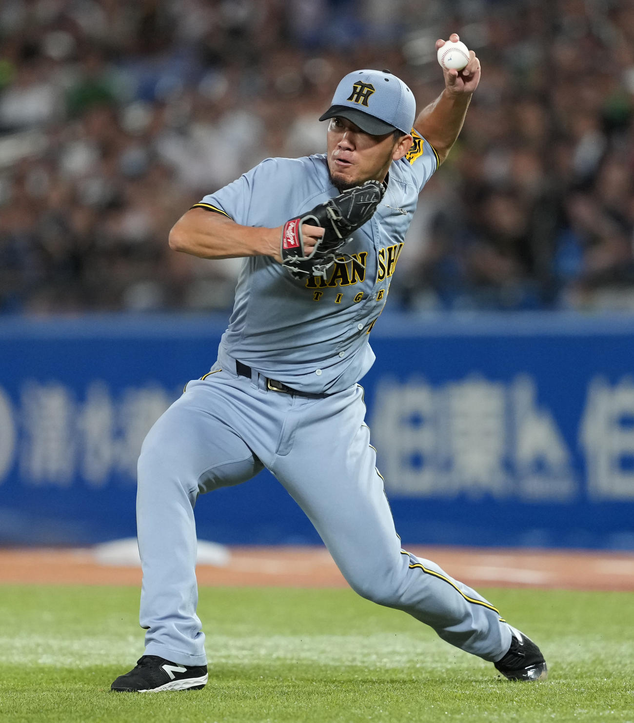 ヤクルト対阪神　3回裏ヤクルト無死二塁、高梨のバントを処理する伊藤将（撮影・清水貴仁）