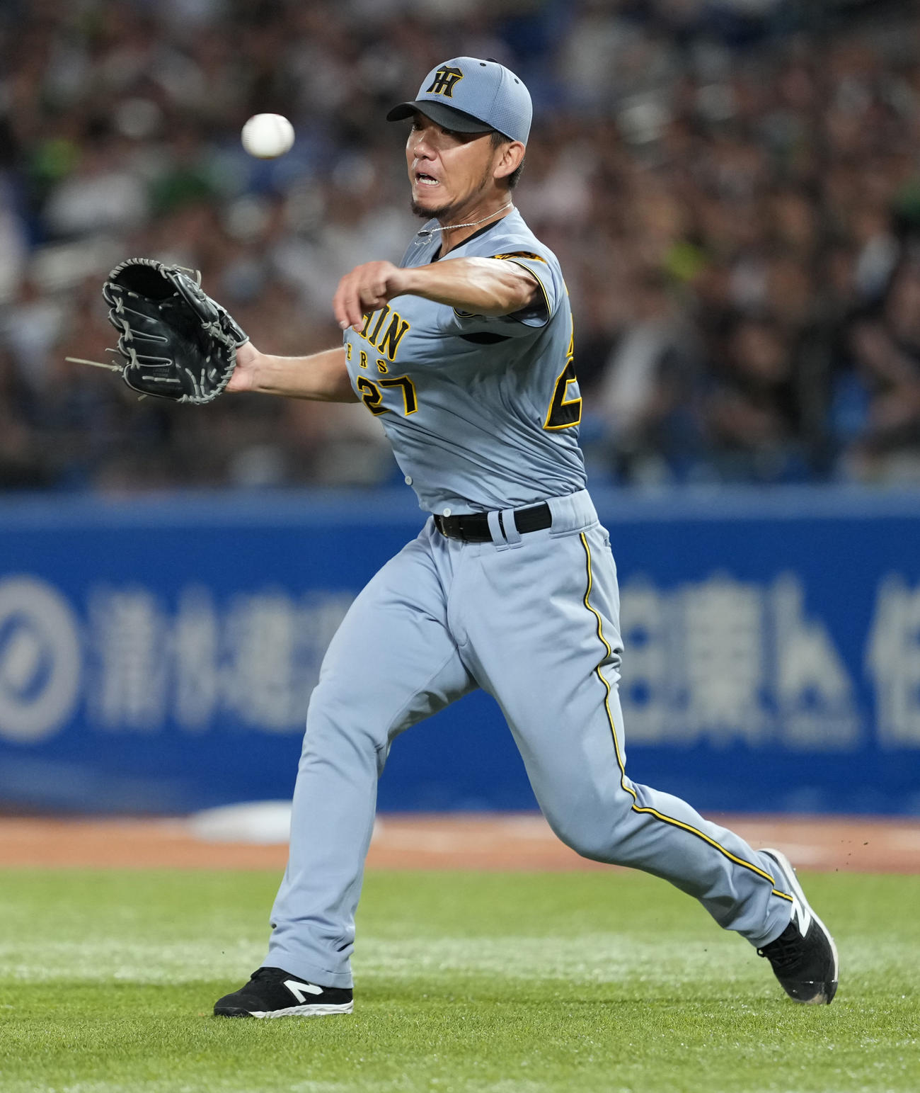 ヤクルト対阪神　3回裏ヤクルト無死二塁、高梨のバントを処理する伊藤将（撮影・清水貴仁）
