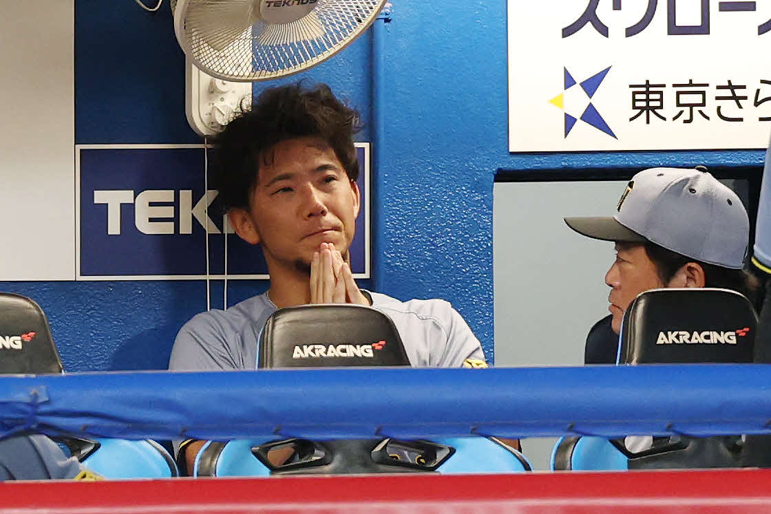 ヤクルト対阪神　7回裏に失点した阪神伊藤将はベンチで悔しがる（撮影・宮地輝）