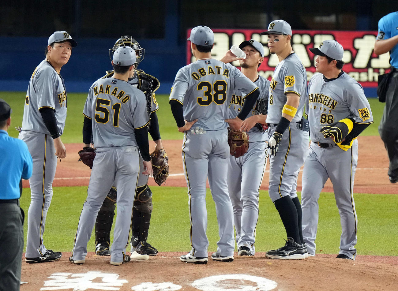 ヤクルト対阪神　5回裏、マウンドで水分を補給する阪神の先発伊藤将（中央右）（撮影・たえ見朱実）