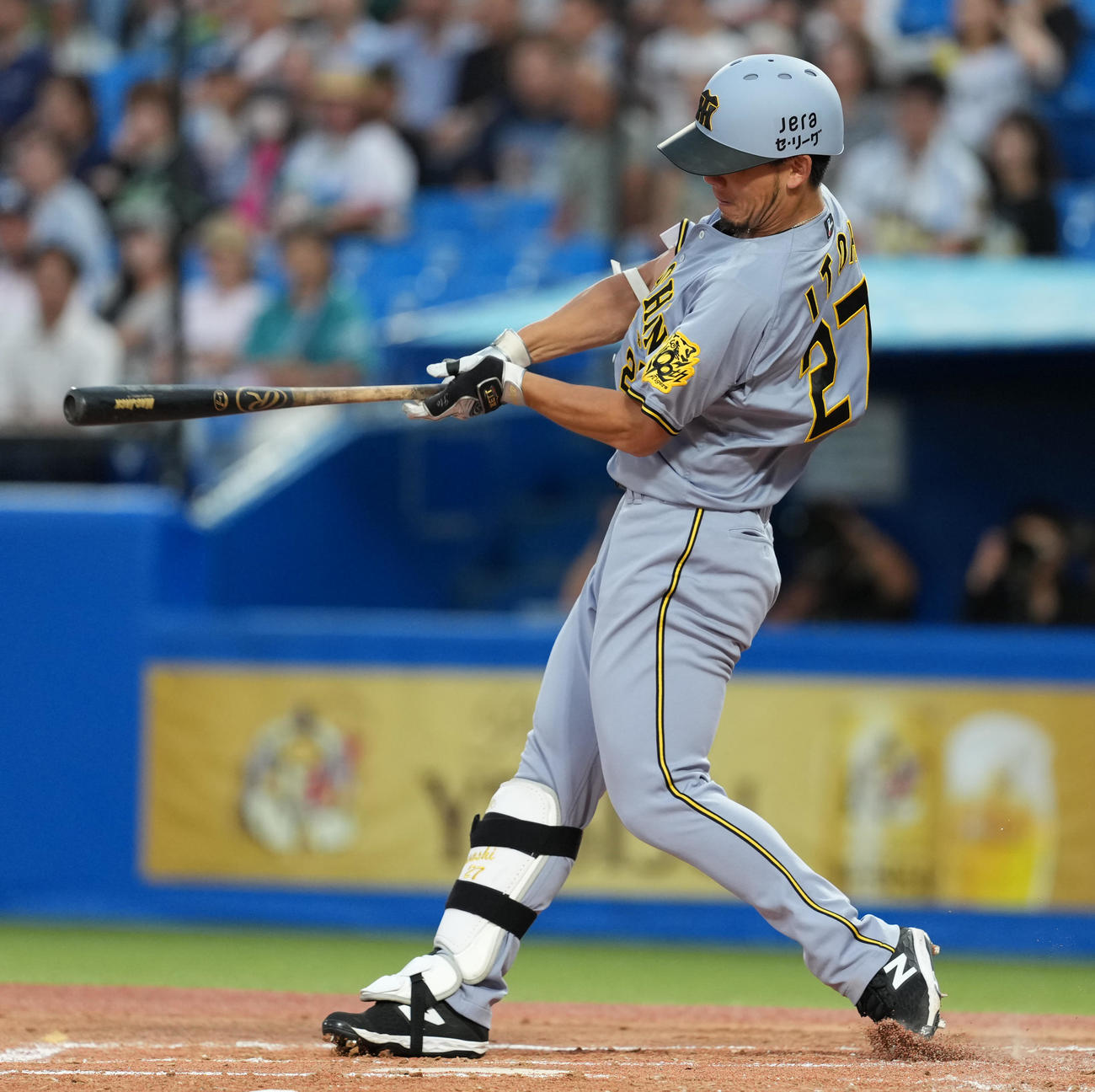 ヤクルト対阪神　2回表阪神2死一塁、右越え安打を放つ伊藤将（撮影・清水貴仁）