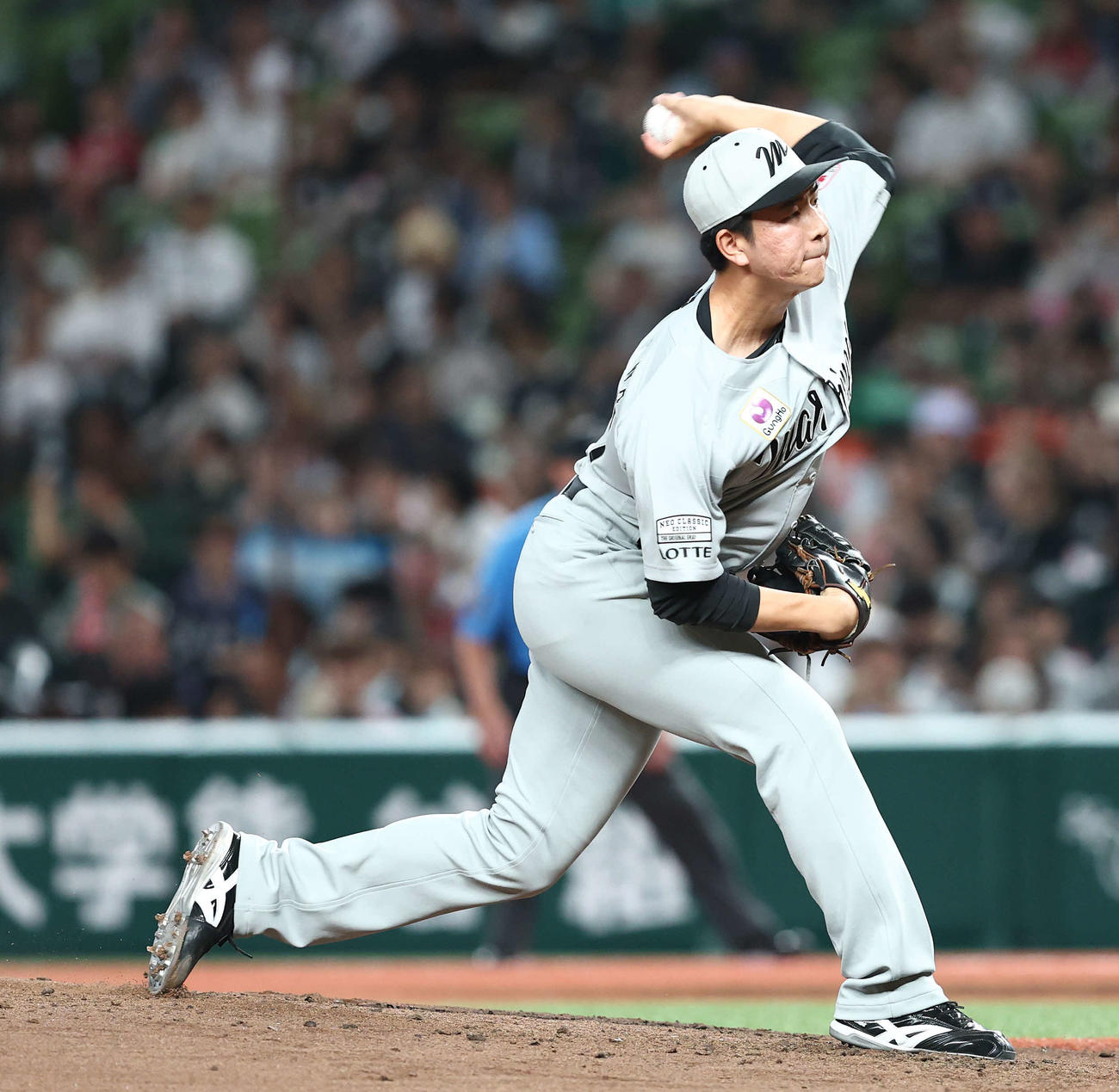 西武対ロッテ　4回裏、2番手で登板する吉川（撮影・河田真司）