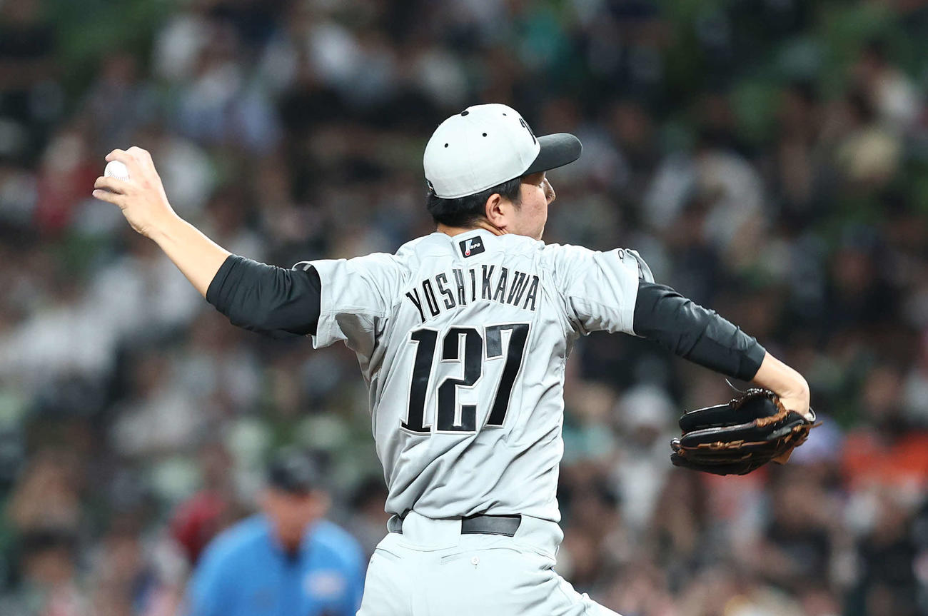 西武対ロッテ　6回裏、力投する吉川（撮影・河田真司）