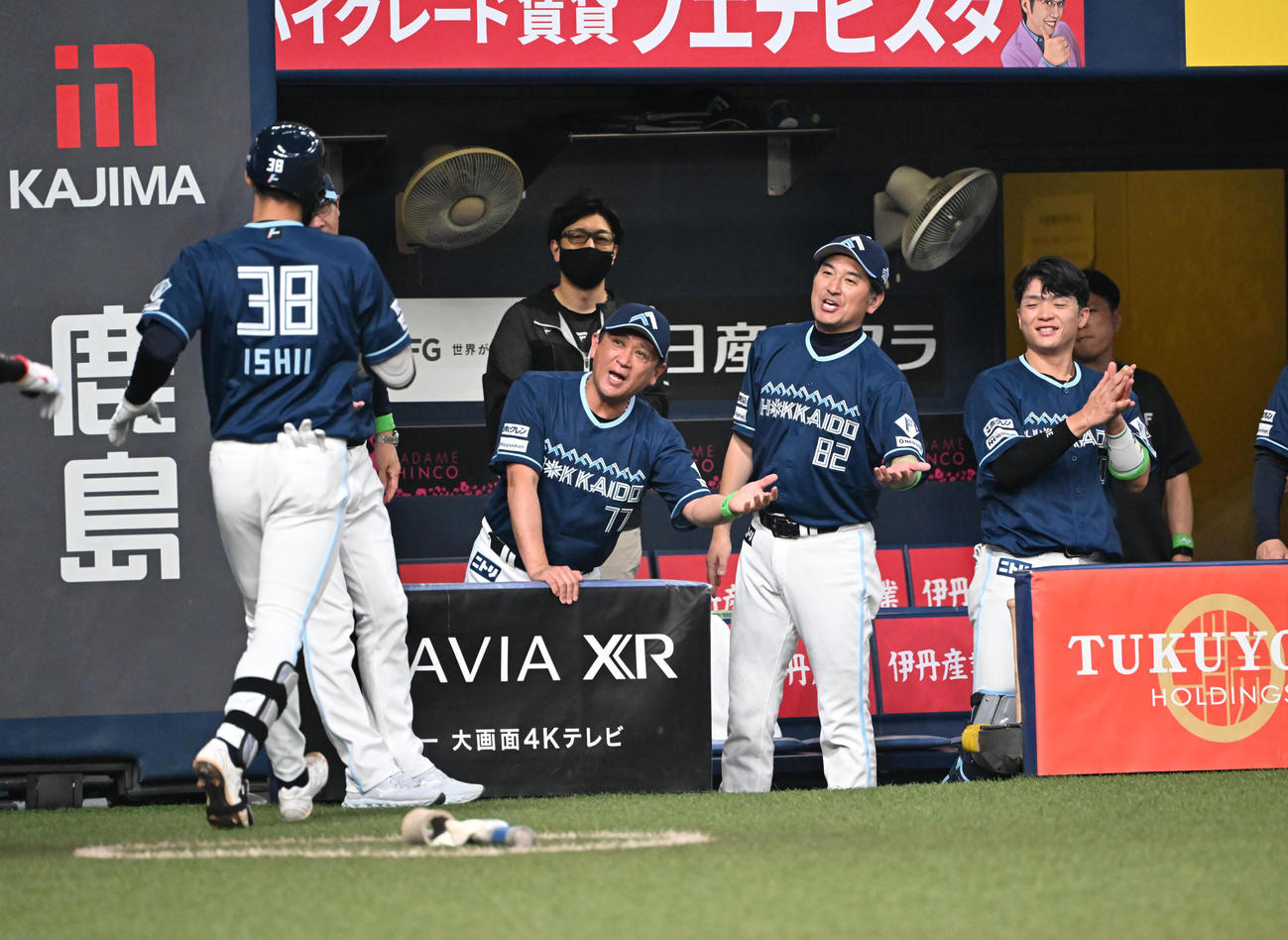 オリックス対日本ハム　2回表日本ハム1死、右越え本塁打を放った石井はナインとタッチ（撮影・和賀正仁）