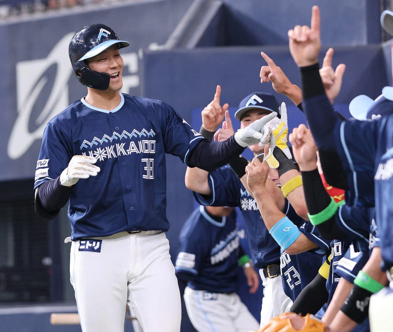 オリックス対日本ハム　2回表日本ハム1死、石井（左）は本塁打を放ち、ナインの祝福に笑顔を見せる（撮影・西尾就之）