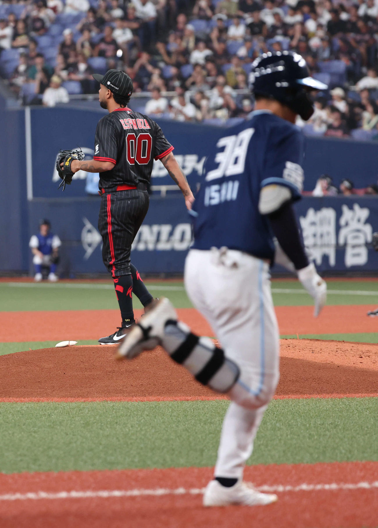 オリックス対日本ハム　2回表日本ハム1死、石井（右）に本塁打を打たれたエスピノーザ（撮影・西尾就之）
