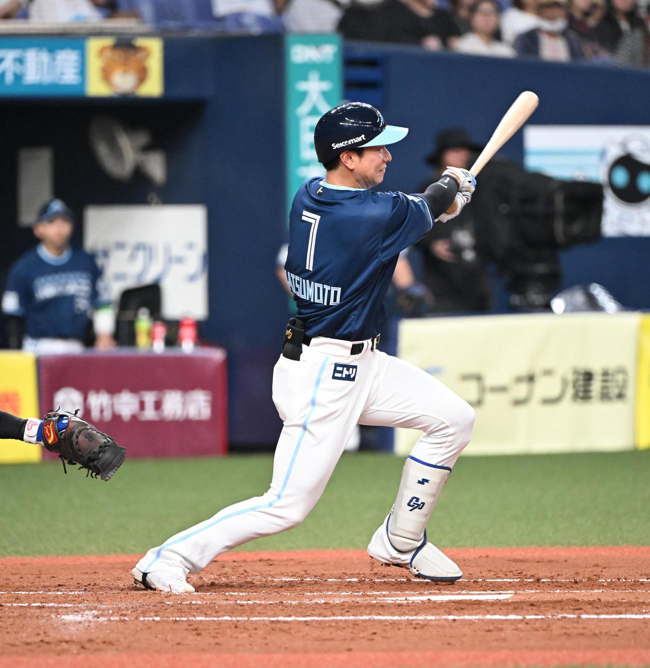 オリックス対日本ハム　3回表日本ハム無死一塁、左翼線に二塁打を放つ松本剛（撮影・和賀正仁）