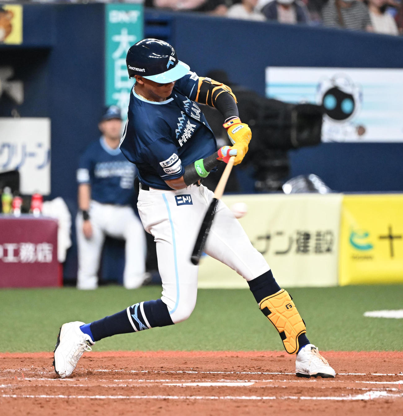 オリックス対日本ハム　3回表日本ハム1死二、三塁、遊ゴロrを放ち三塁走者を迎える水谷（撮影・和賀正仁）