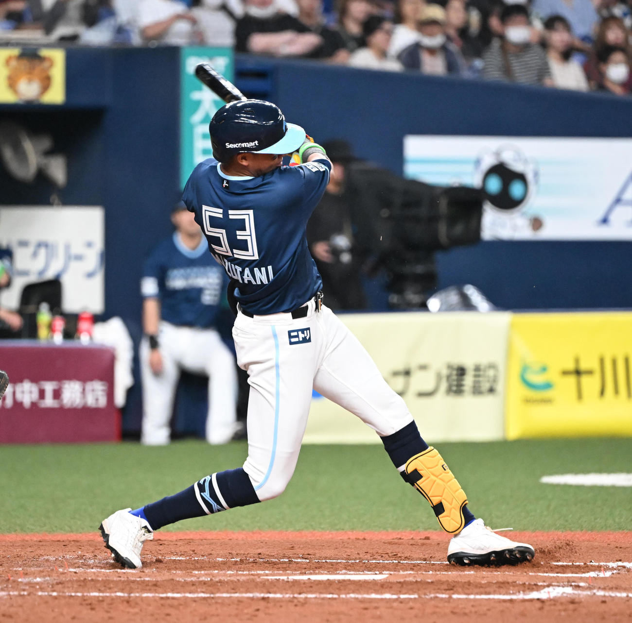 オリックス対日本ハム　3回表日本ハム1死二、三塁、遊ゴロrを放ち三塁走者を迎える水谷（撮影・和賀正仁）