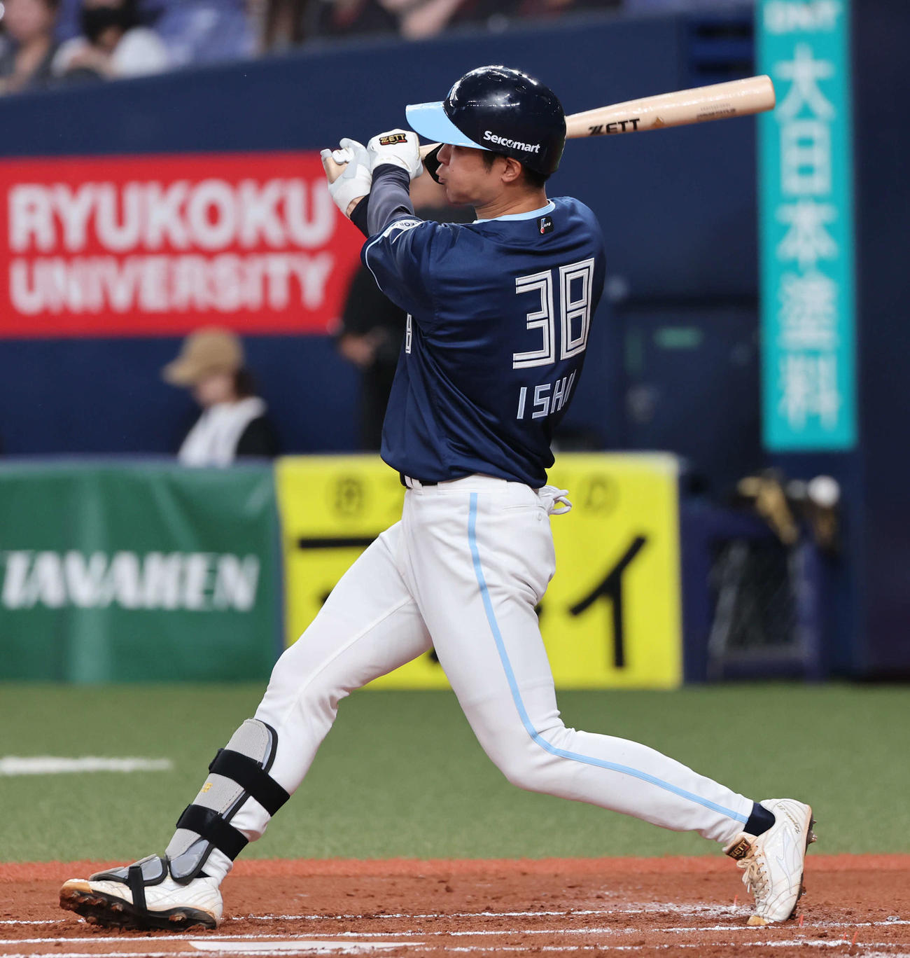 オリックス対日本ハム　2回表日本ハム1死、石井は右越えに本塁打を放つ（撮影・西尾就之）