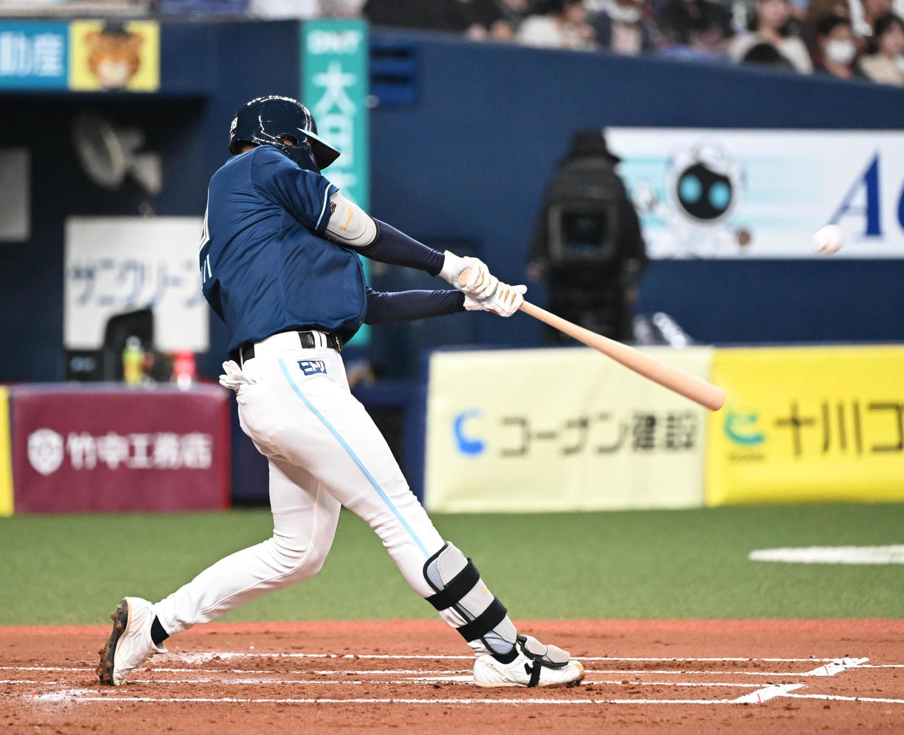 オリックス対日本ハム　2回表日本ハム1死、右越え本塁打を放つ石井（撮影・和賀正仁）