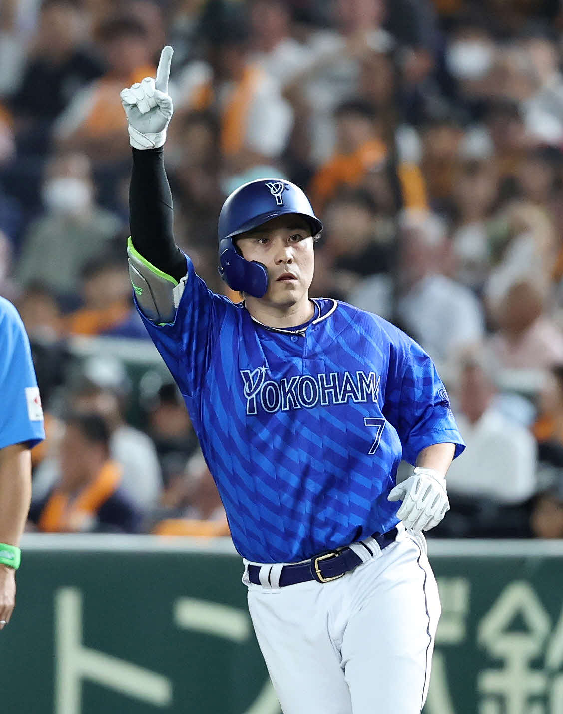 巨人対DeNA 5回表DeNA無死一、二塁、佐野は中前適時打を放ちポーズを決める（撮影・鈴木正人）