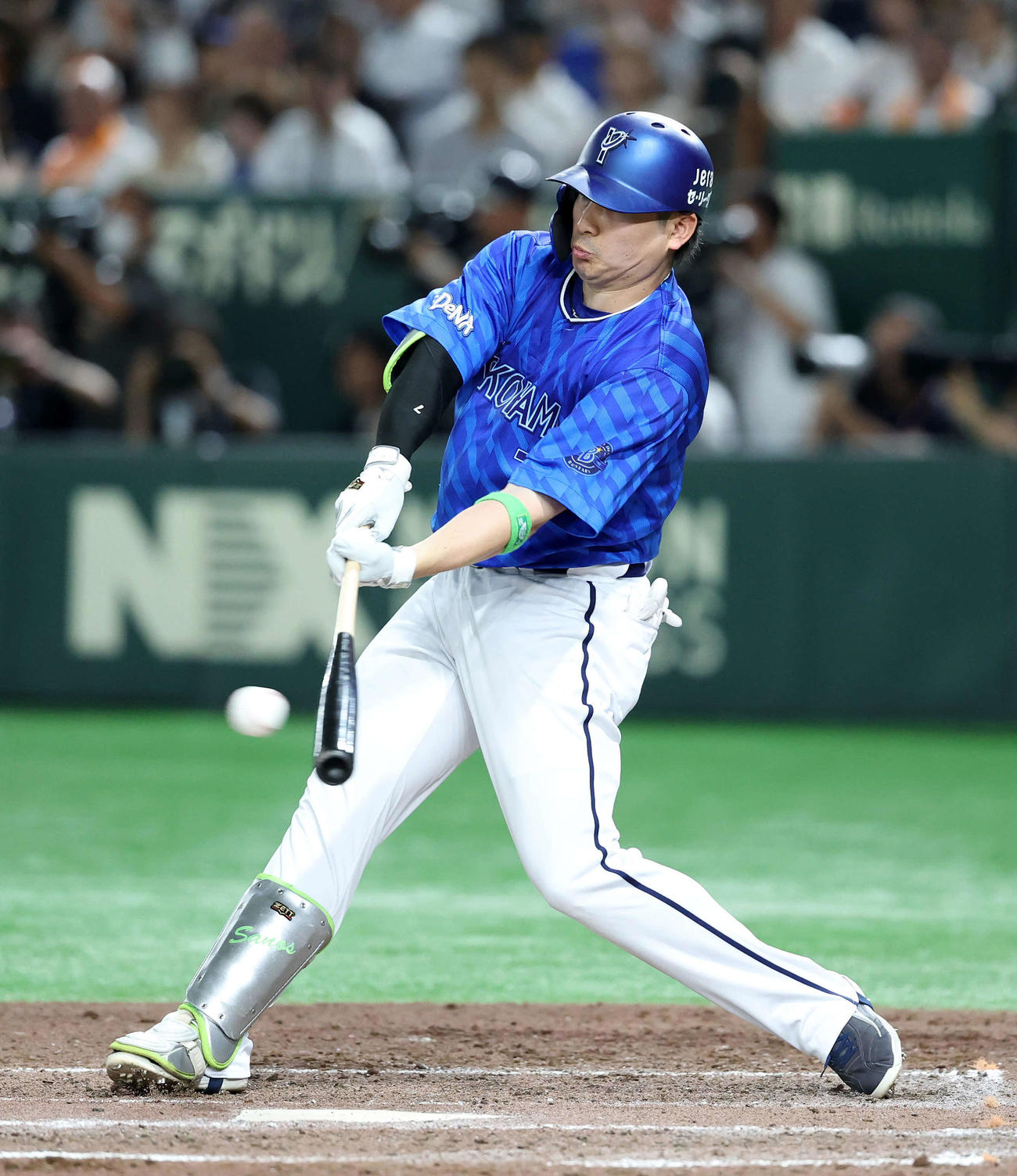 巨人対DeNA 5回表DeNA無死一、二塁、佐野は中前適時打を放つ（撮影・鈴木正人）