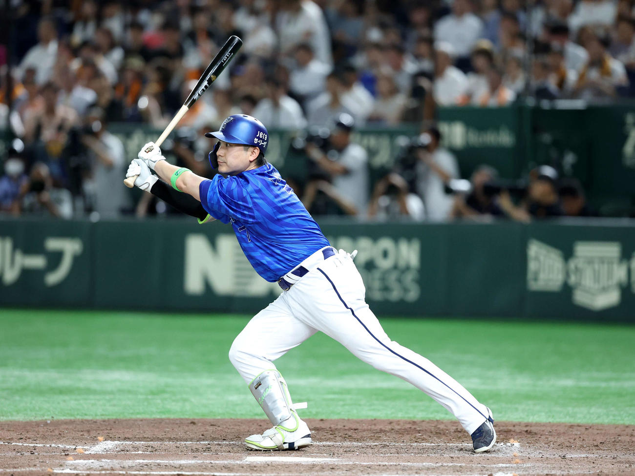 巨人対DeNA 5回表DeNA無死一、二塁、佐野は中前適時打を放つ（撮影・鈴木正人）