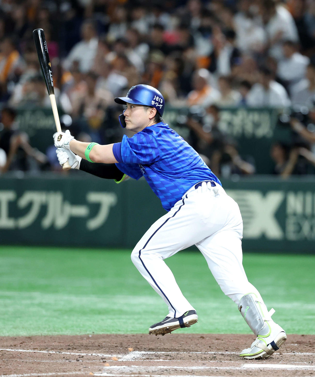 巨人対DeNA 5回表DeNA無死一、二塁、佐野は中前適時打を放つ（撮影・鈴木正人）