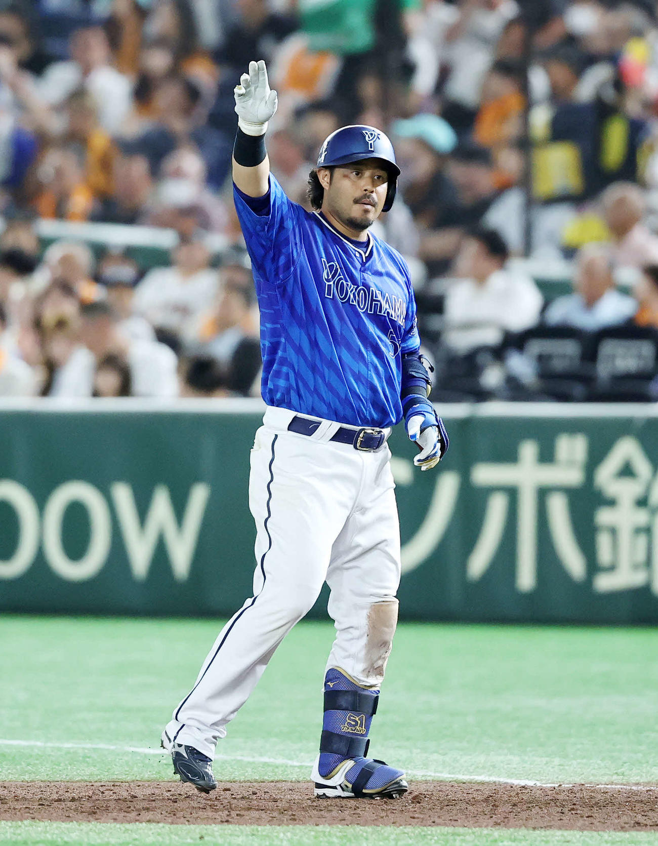 巨人対DeNA 5回表DeNA1死一、三塁、宮崎は中前適時打を放ちポーズを決める（撮影・鈴木正人）