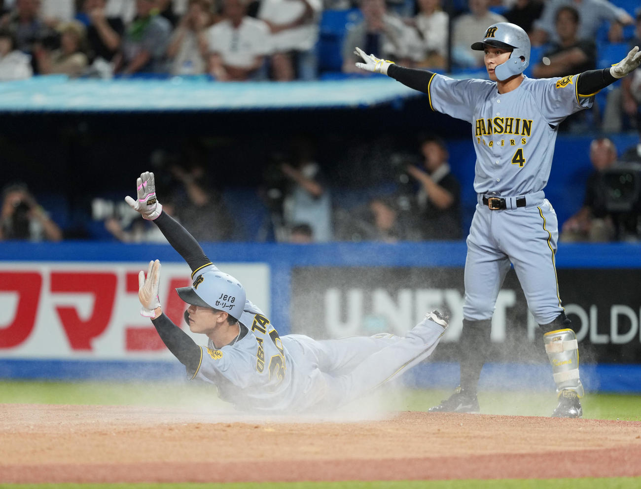 ヤクルト対阪神　6回表阪神2死二塁、坂本の中前適時打で生還する小幡（左）（撮影・清水貴仁）