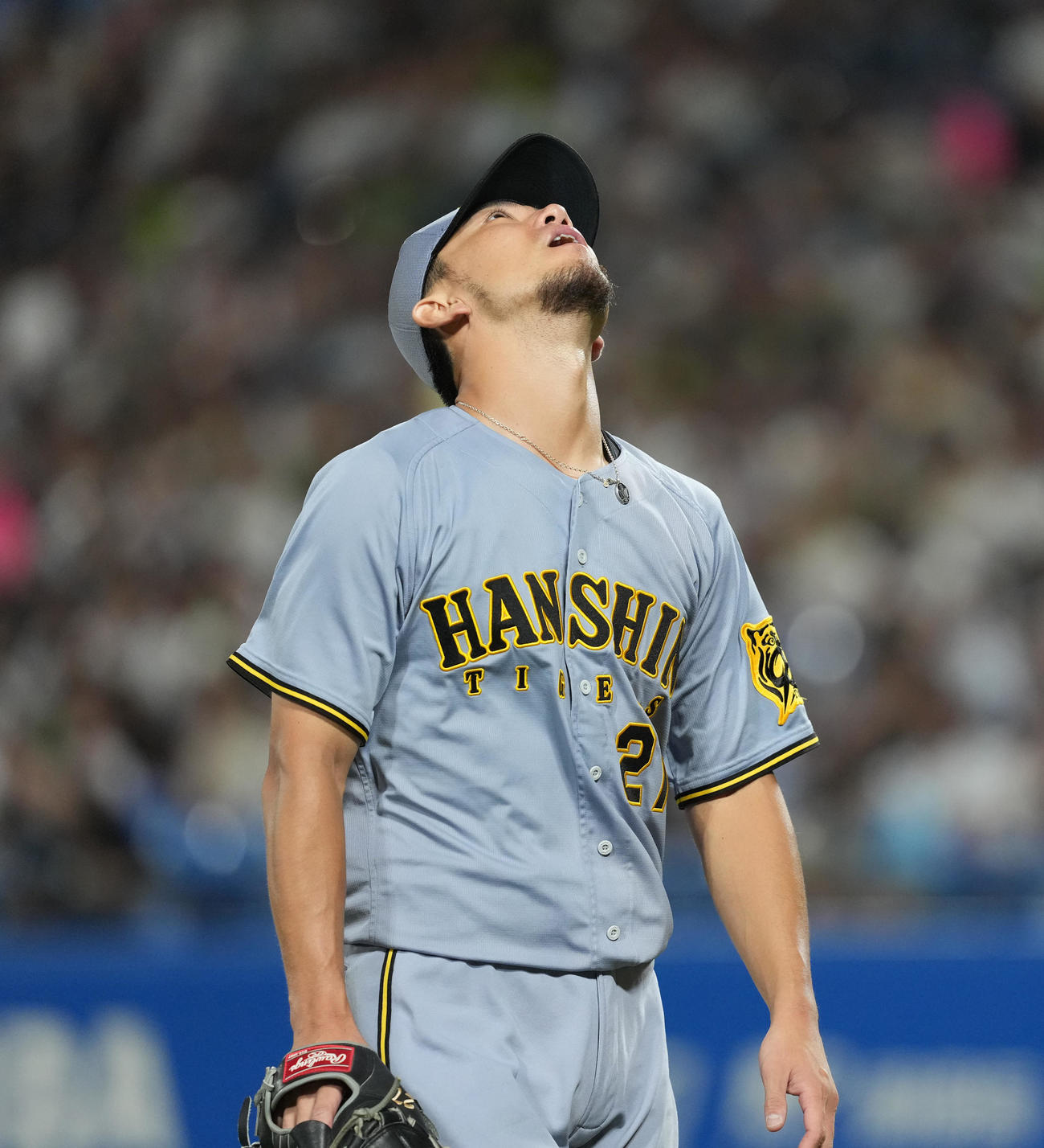 ヤクルト対阪神　7回裏に失点し天を仰ぐ阪神伊藤将（撮影・清水貴仁）