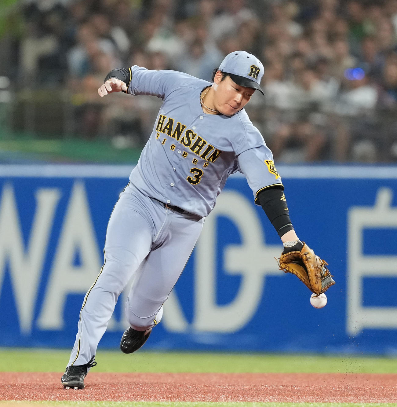 ヤクルト対阪神　5回裏ヤクルト2死一、二塁、岩田の打球を捕球できず失策した一塁手大山（撮影・清水貴仁）