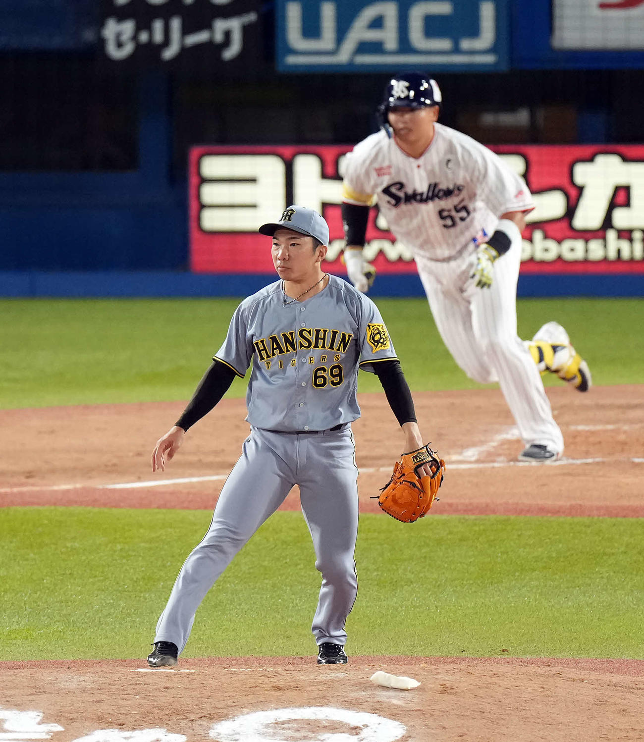 ヤクルト対阪神　8回裏ヤクルト2死一塁、村上に右前打を許す石井（撮影・たえ見朱実）