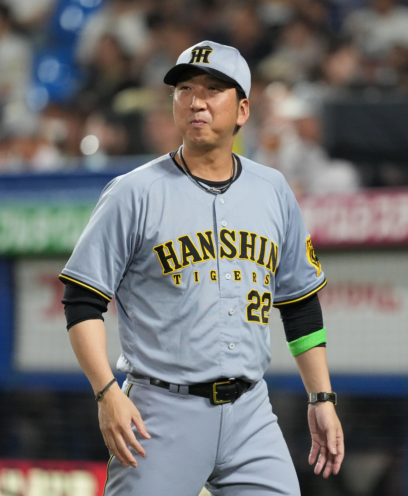 ヤクルト対阪神　8回裏、選手交代を告げる阪神藤川監督（撮影・清水貴仁）