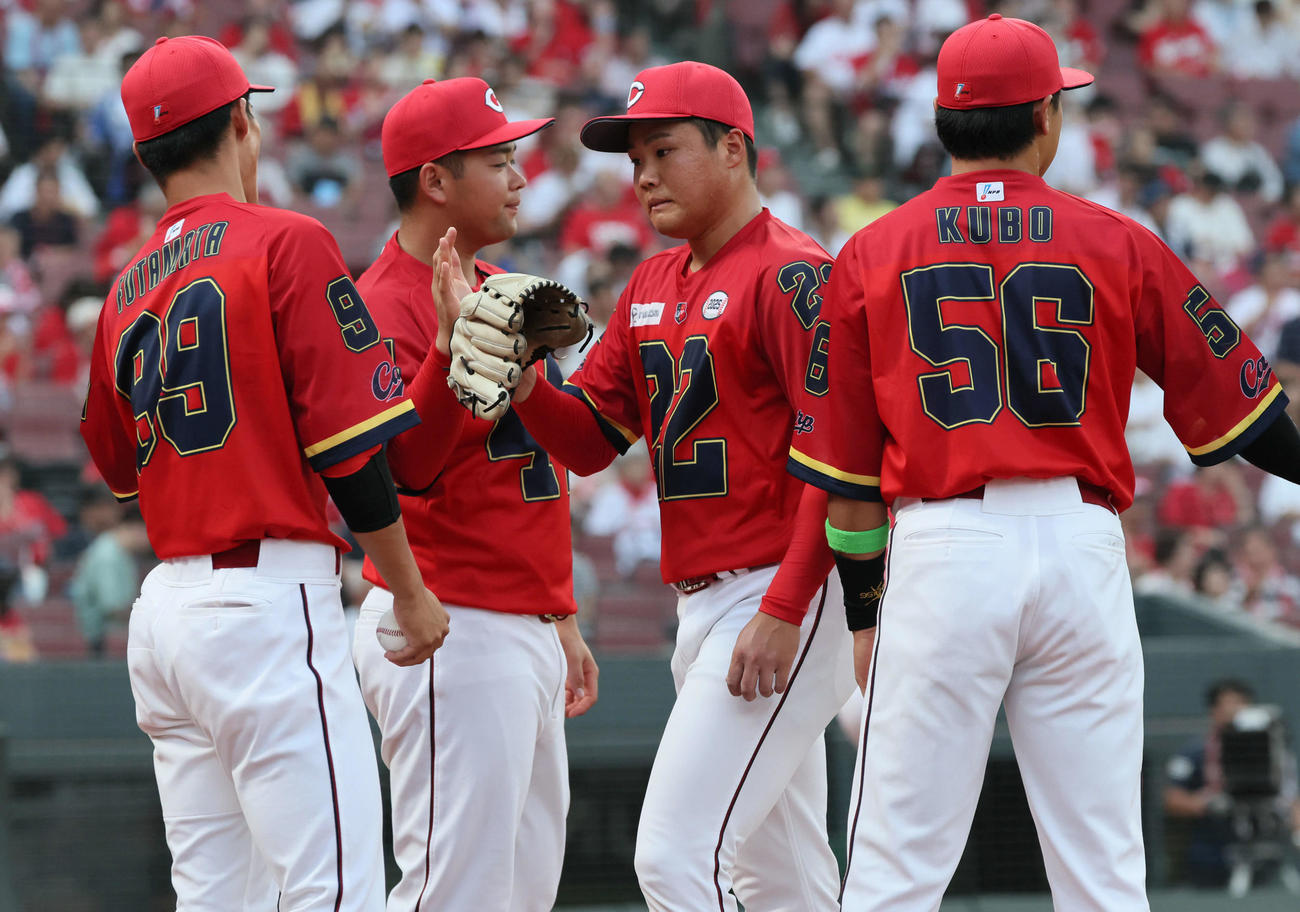 2回表の投球を終え、チームメートとタッチする高（右から2人目）（撮影・加藤孝規）