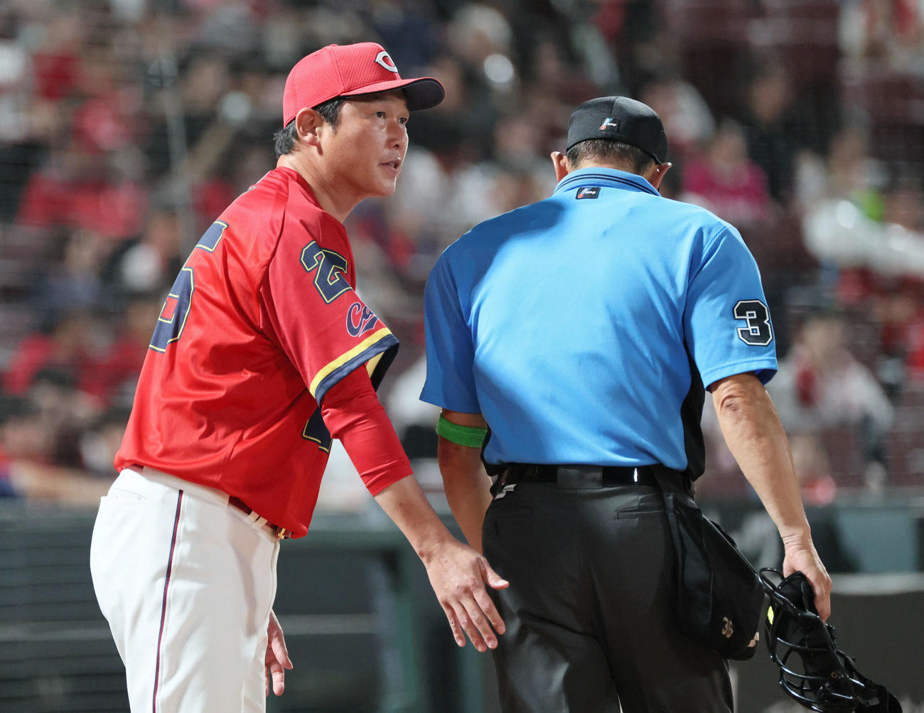 広島対中日　7回表中日無死一塁、投手交代を告げる新井監督（撮影・加藤孝規）