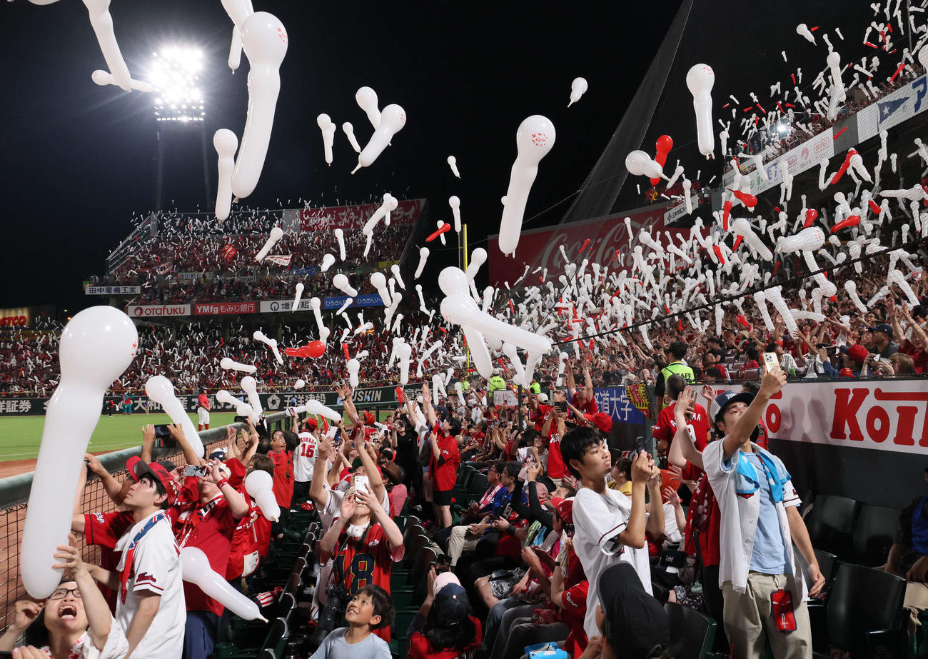 広島対中日　7回裏広島、平和を祈り、白い風船を飛ばす広島ファンら（撮影・加藤孝規）