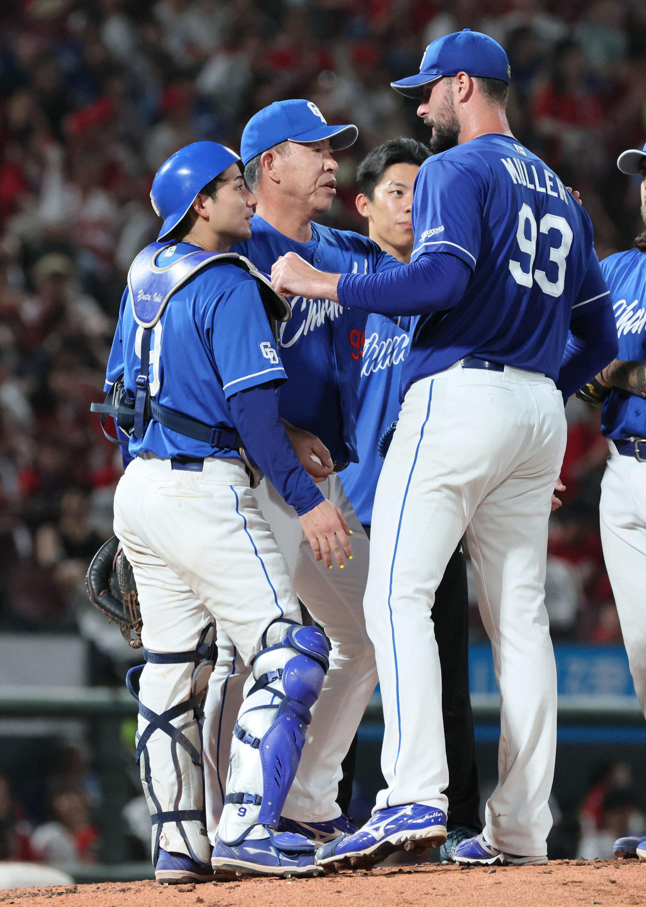 広島対中日　6回裏広島2死一、二塁、降板するマラー（右）と井上監督（中央）（撮影・加藤孝規）