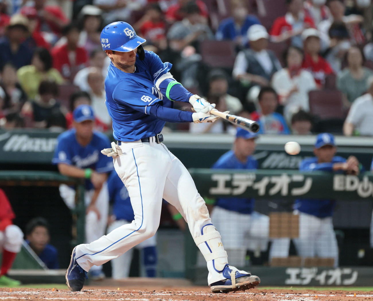広島対中日　4回表中日2死二塁、石伊は先制左適時二塁打を放つ（撮影・加藤孝規）