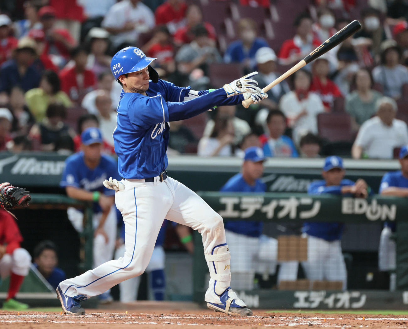 広島対中日　4回表中日2死二塁、石伊は先制左適時二塁打を放つ（撮影・加藤孝規）