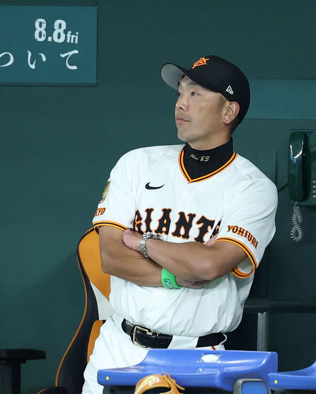 巨人対DeNA 7回裏、戦況を見つめる巨人阿部監督（撮影・鈴木正人）