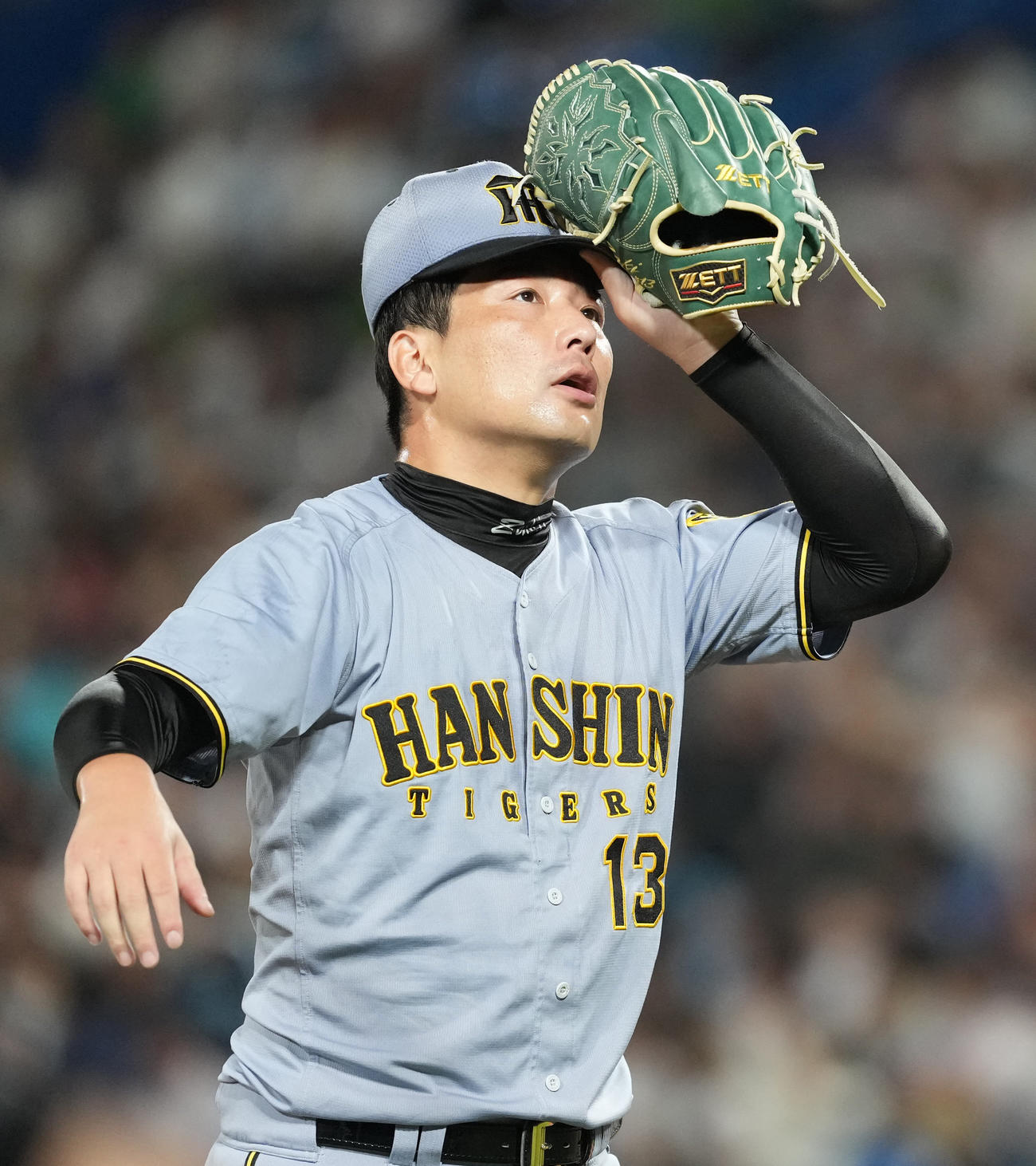 ヤクルト対阪神　9回裏に失点でヤクルトに同点に追いつかれ厳しい顔をみせる阪神岩崎（撮影・清水貴仁）