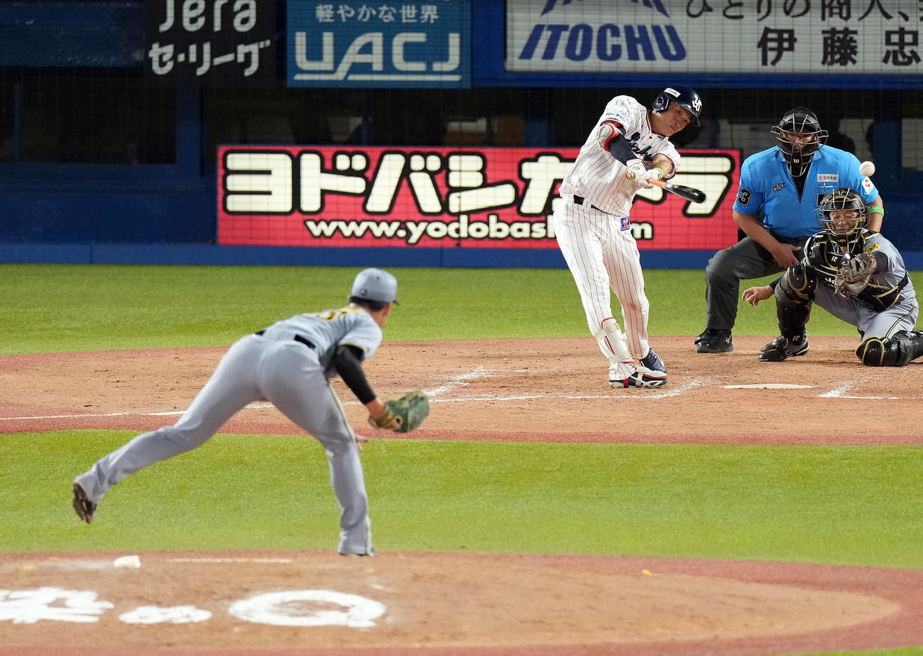 ヤクルト対阪神　9回裏ヤクルト2死一、二塁、同点の左前適時打を放つ代打宮本。投手岩崎（撮影・たえ見朱実）