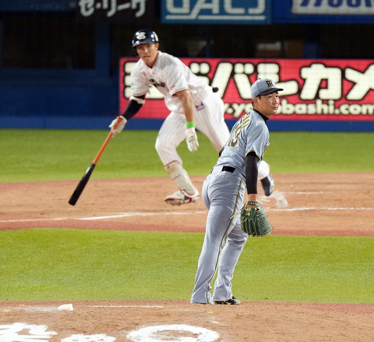 ヤクルト対阪神　9回裏ヤクルト2死一、二塁、代打宮本に同点の左前適時打を許す岩崎（撮影・たえ見朱実）