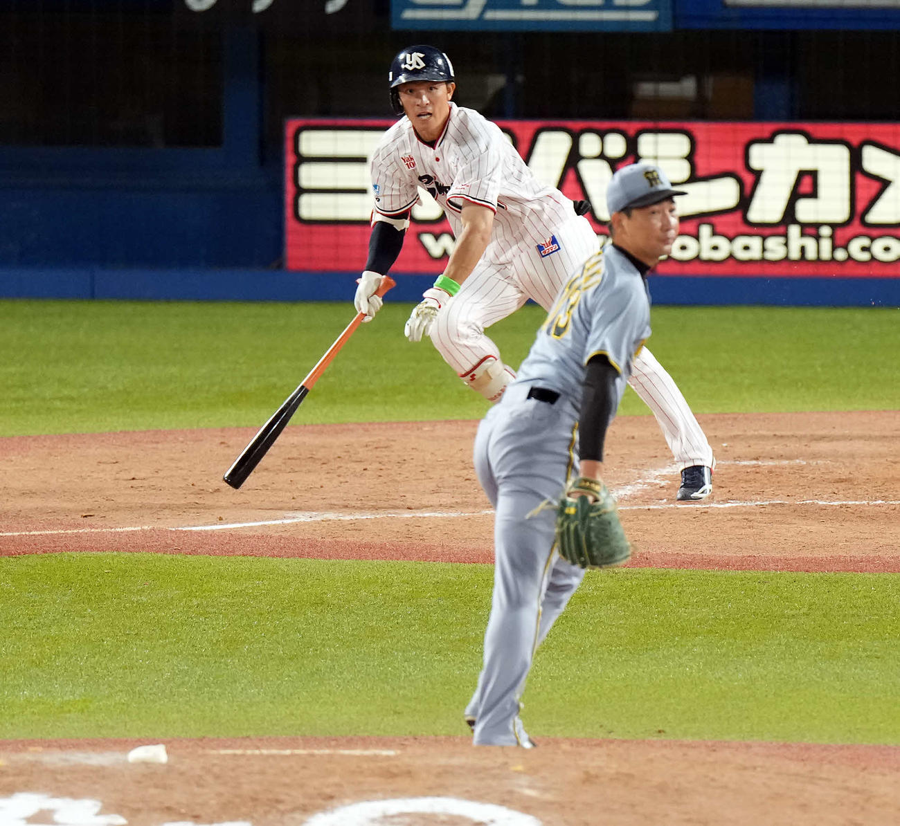 ヤクルト対阪神　9回裏ヤクルト2死一、二塁、同点の左前適時打を放つ代打宮本。投手岩崎（撮影・たえ見朱実）