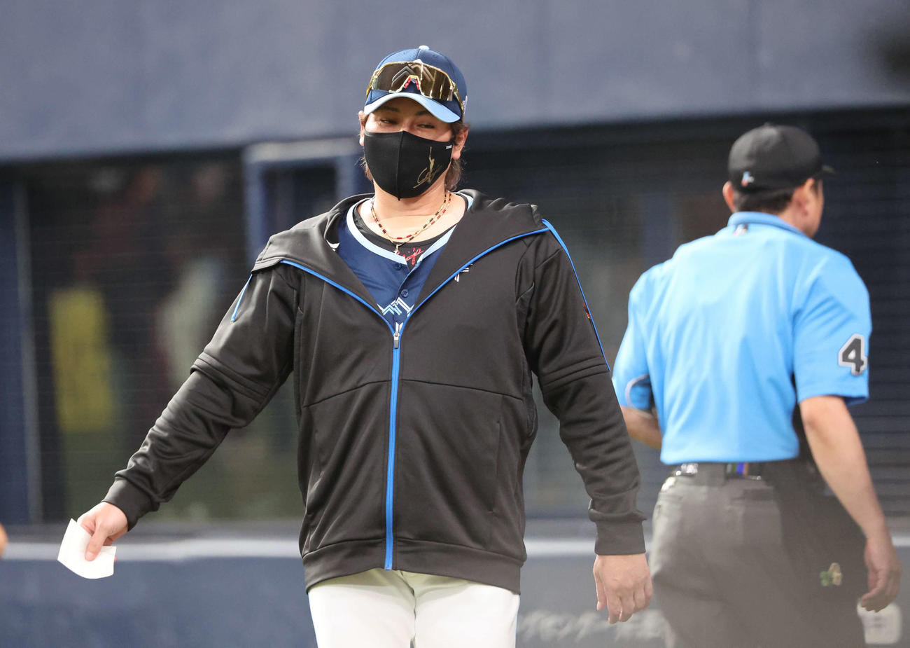 オリックス対日本ハム　8回の攻撃を終え、選手交代を告げた日本ハム新庄監督はベンチに戻る（撮影・西尾就之）