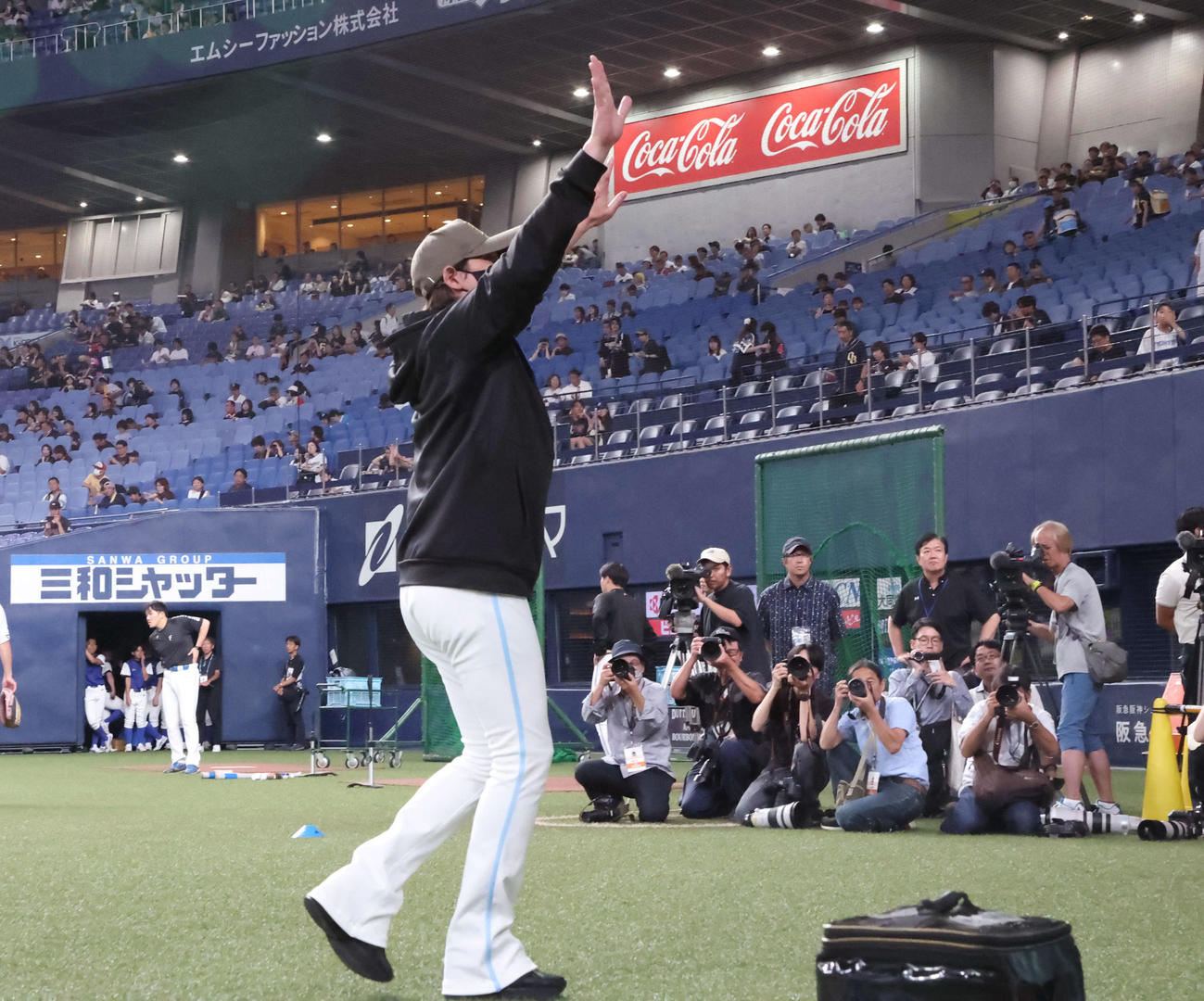 オリックス対日本ハム　17:10頃、グラウンドに姿を現した日本ハム新庄監督はスタンドのファンに手を振る（撮影・西尾就之）