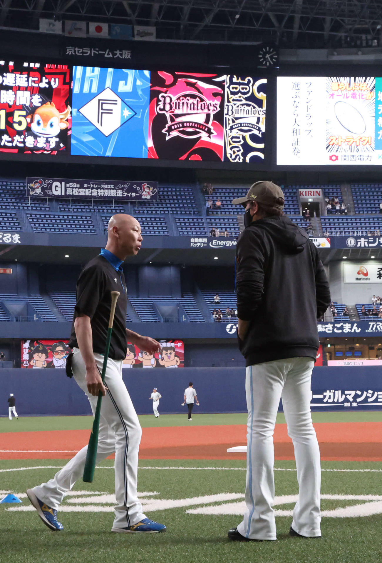 オリックス対日本ハム　17:10頃、グラウンドに姿を現した日本ハム新庄監督は森本コーチと話す（撮影・西尾就之）