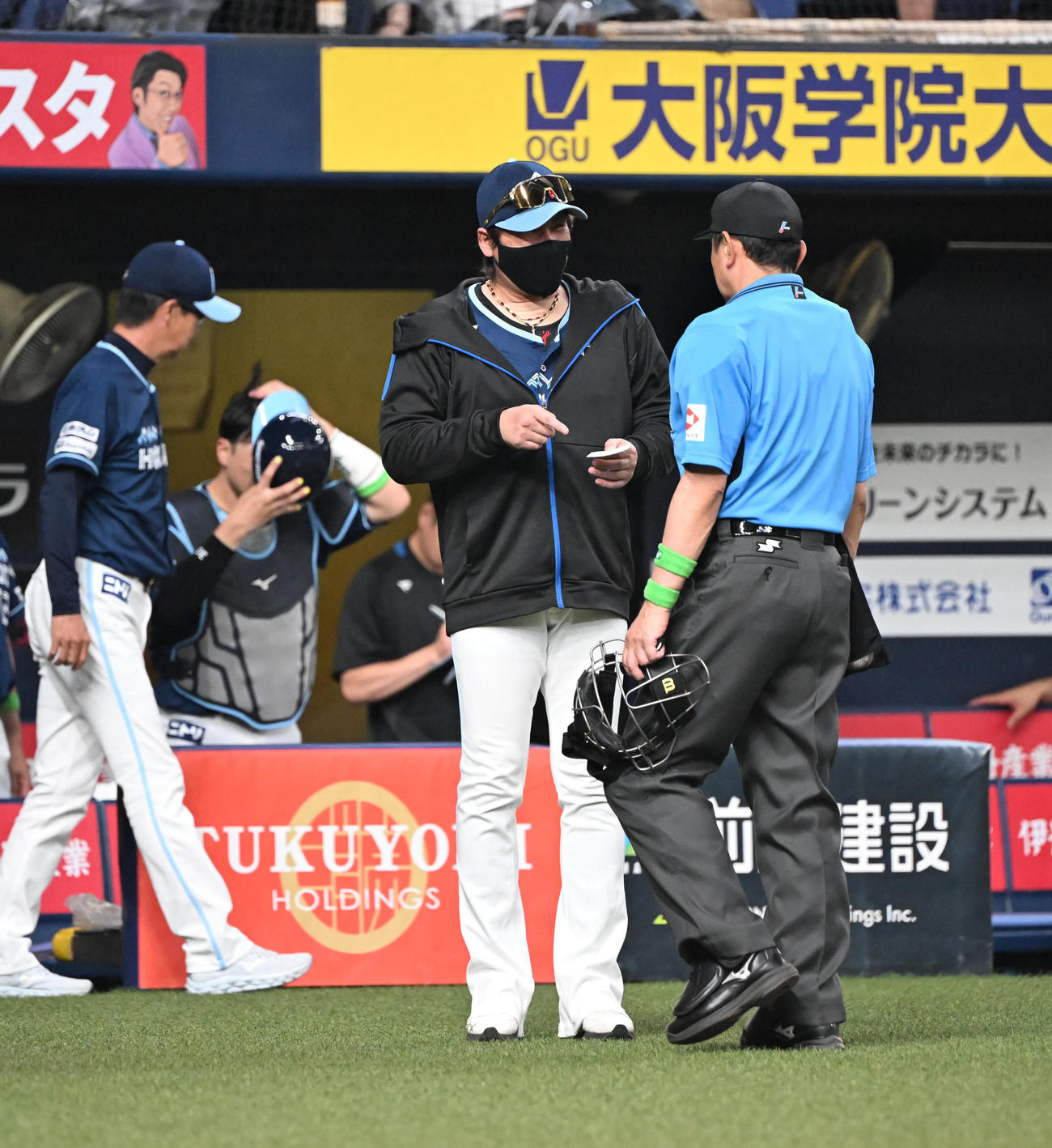 オリックス対日本ハム　9回表を終え、選手の交代を告げる日本ハム新庄監督（撮影・和賀正仁）