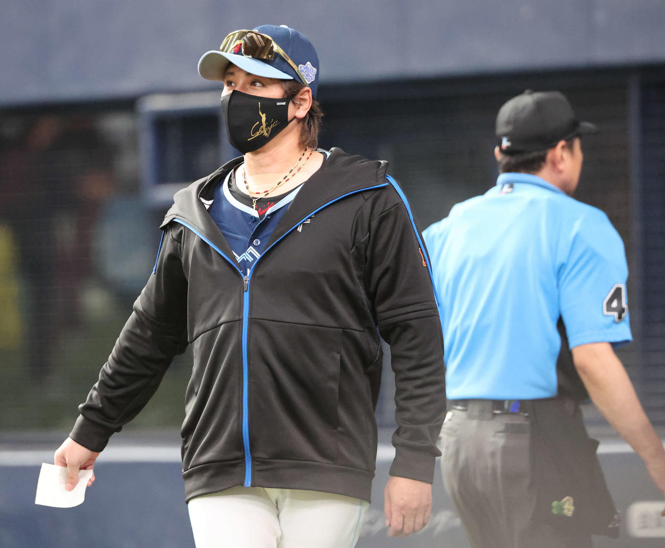 オリックス対日本ハム　8回の攻撃を終え、選手交代を告げた日本ハム新庄監督はベンチに戻る（撮影・西尾就之）